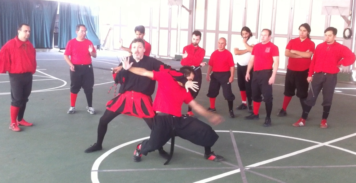 Abrazzare lesson on unarmed Italian martial art of Fiore dei Liberi